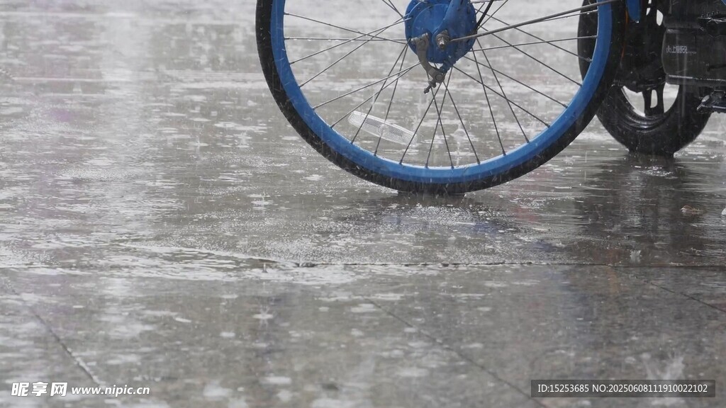 雨中自行車的藍(lán)色車輪
