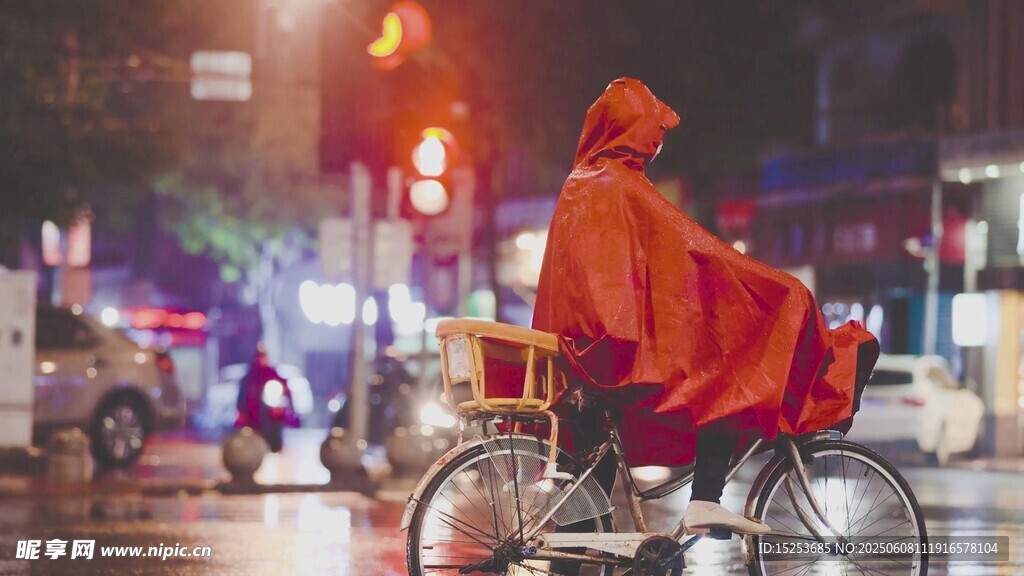 雨夜中騎行的紅衣三輪車夫