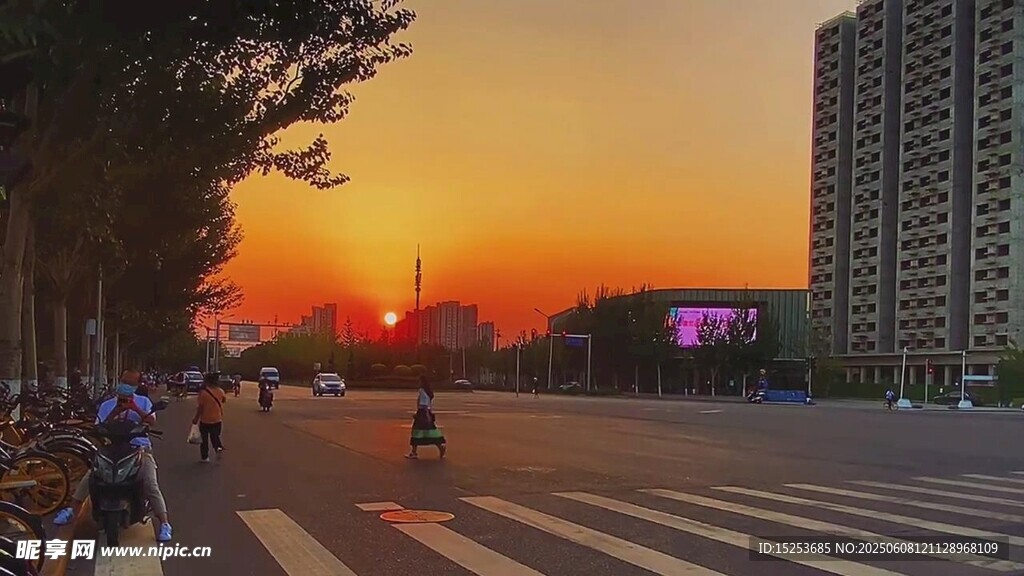 夕陽下的城市街道景象