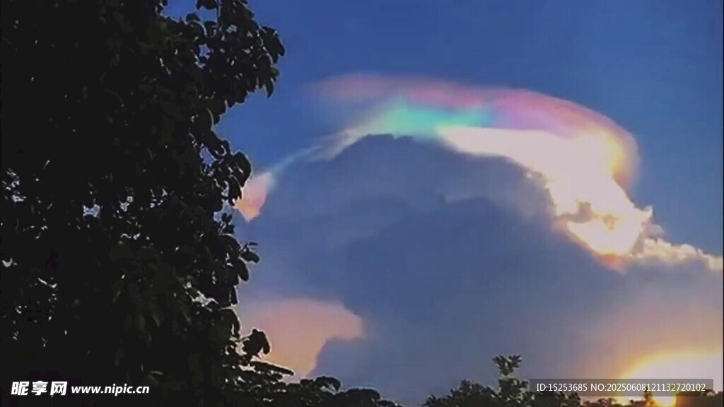 天空現絢麗多彩云彩