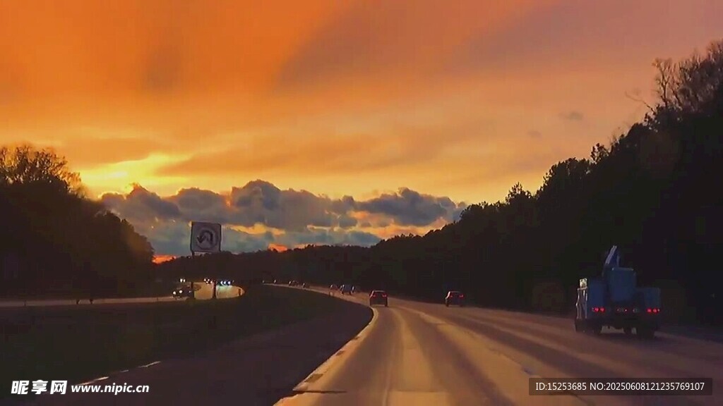 夕陽(yáng)下的公路與遠(yuǎn)山美景