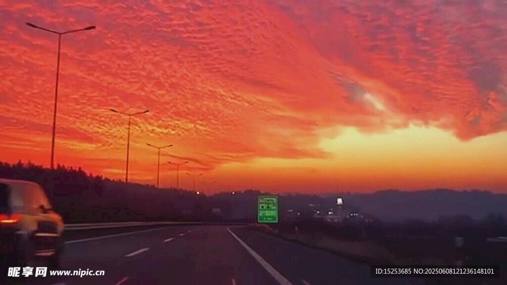 公路上的絢爛日落美景