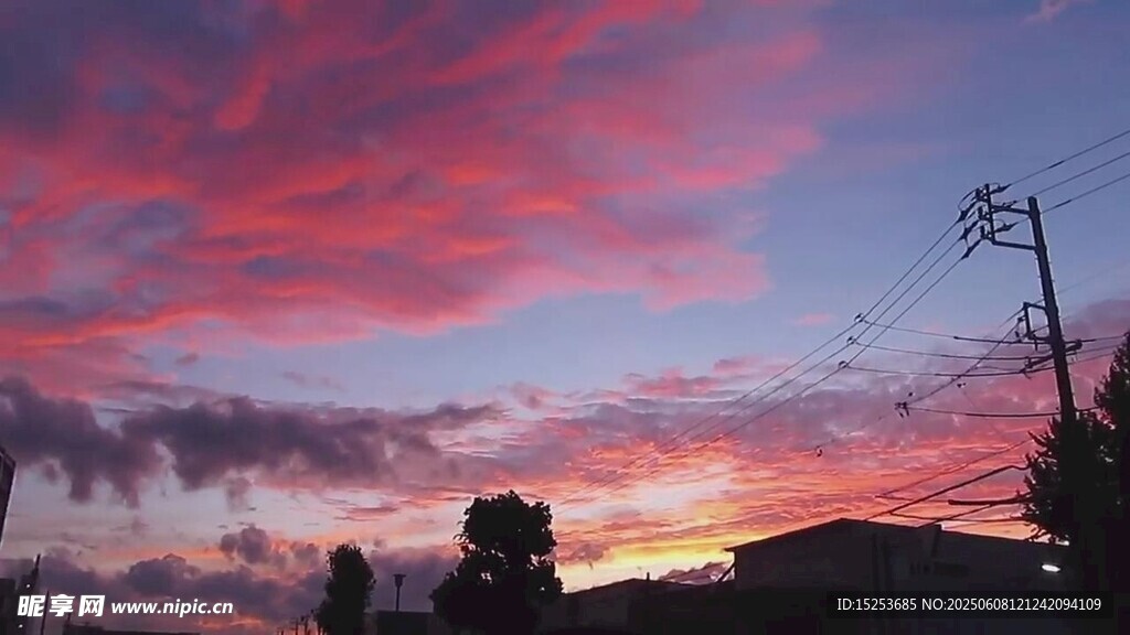 日落時(shí)分的絢爛天空景象