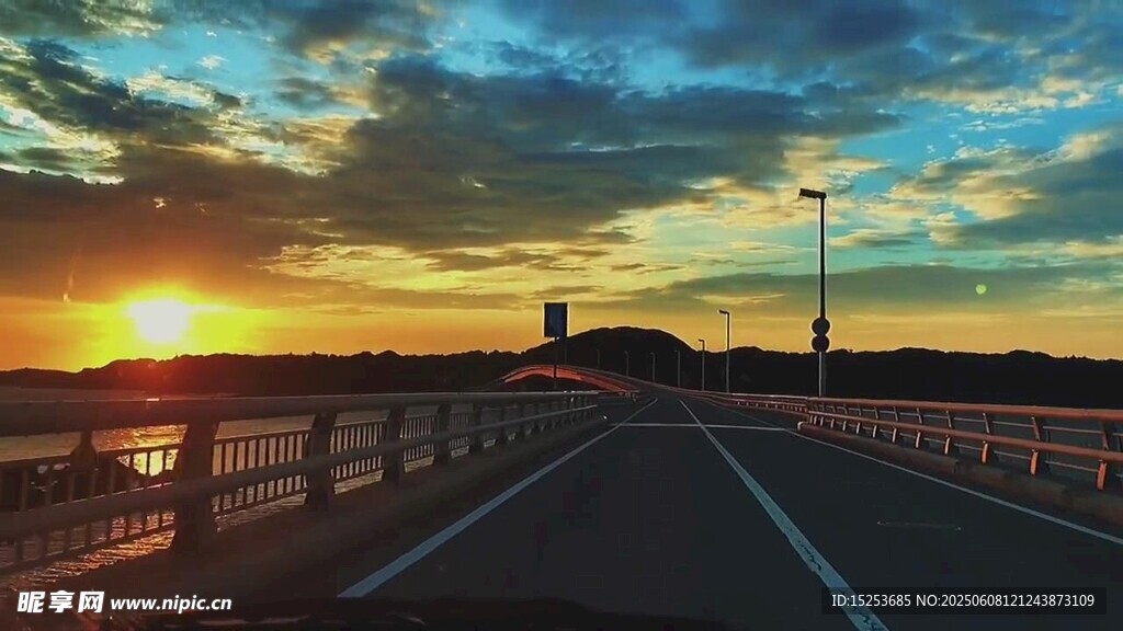 夕陽下的海邊公路美景