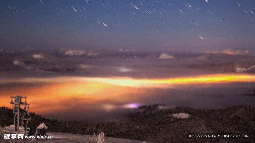 星空下的壯麗云海景觀