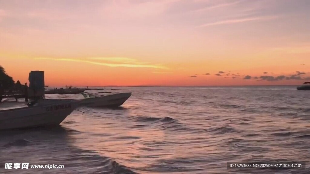 海邊日落時的停泊船只