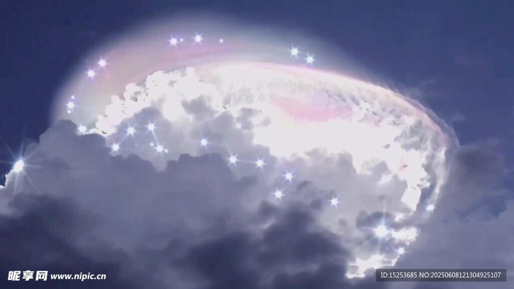 夢幻夜空下的發(fā)光云朵