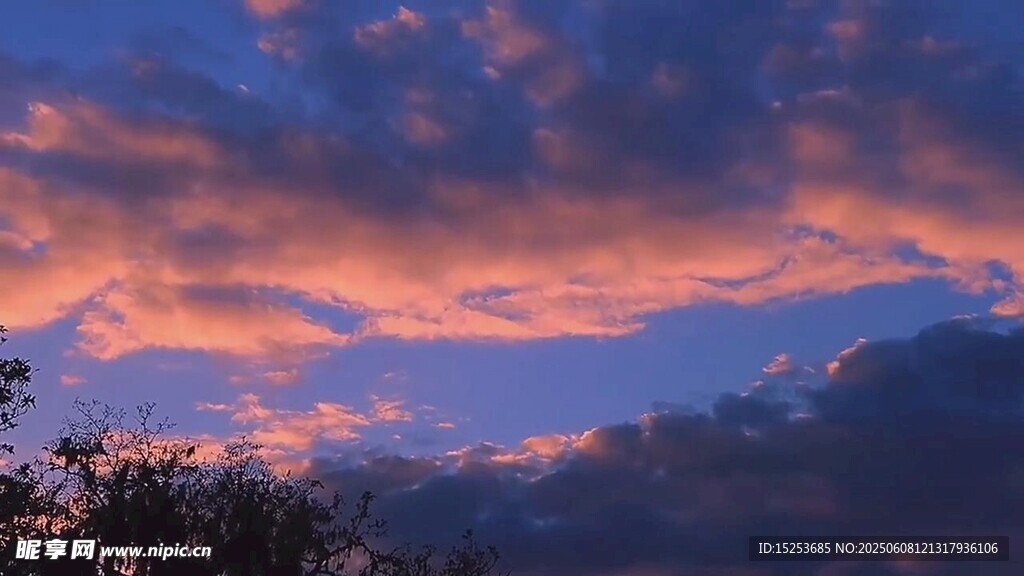 絢麗晚霞中的天空美景