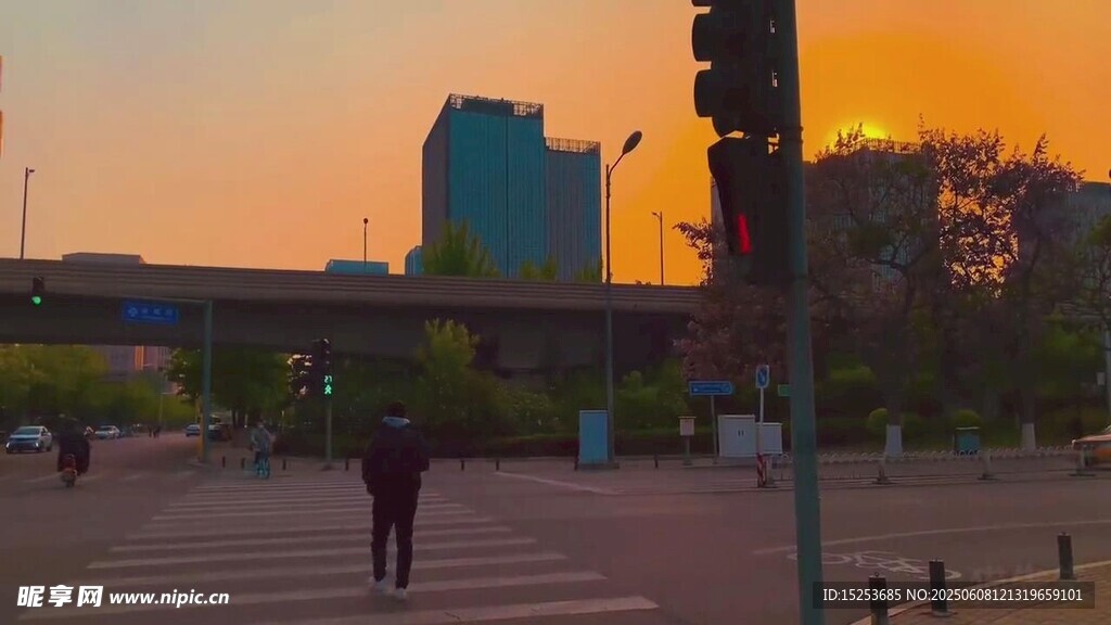 黃昏下城市街道行人景象