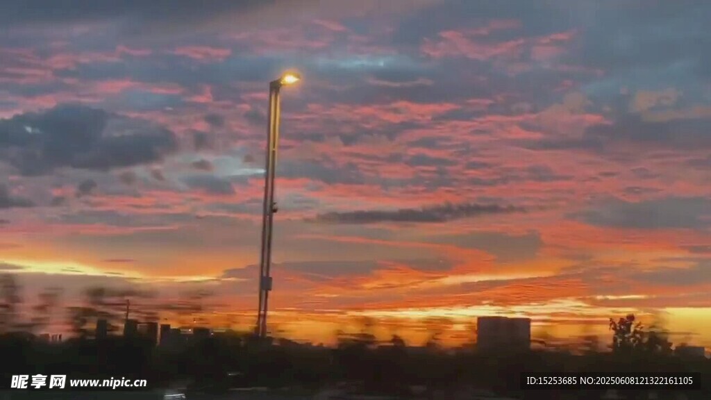 日落時(shí)分的絢爛天空景色