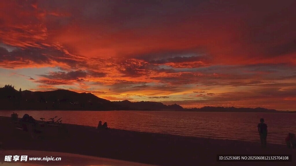 壯麗晚霞下的海邊景致