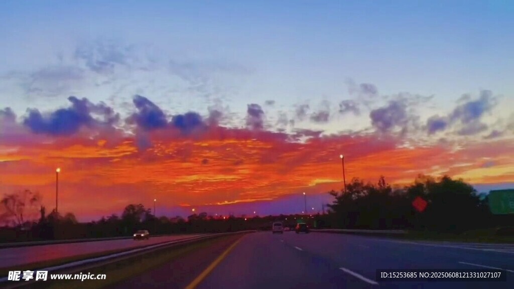 公路上的絢爛晚霞美景