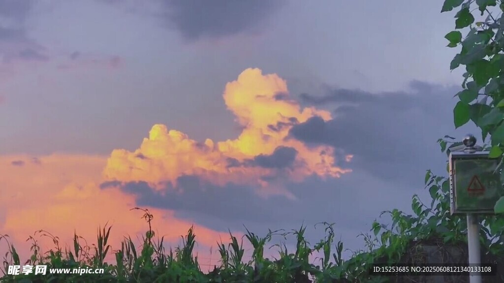 夕陽下的田野與絢爛云彩