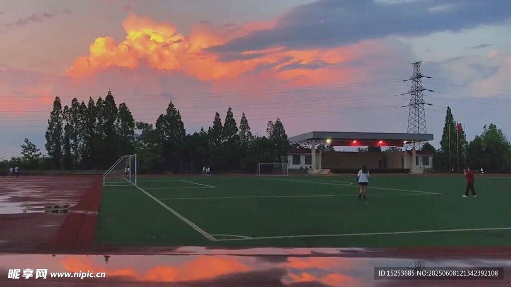 夕陽下的綠茵場與建筑