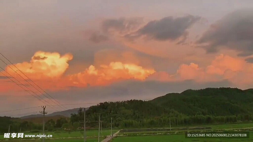 黃昏時(shí)分的絢爛天空與山巒