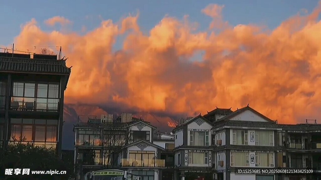 城市上空絢爛的火燒云