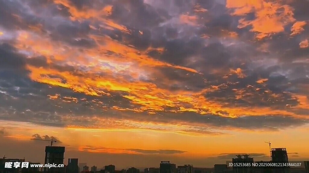 絢麗晚霞下的城市天際線