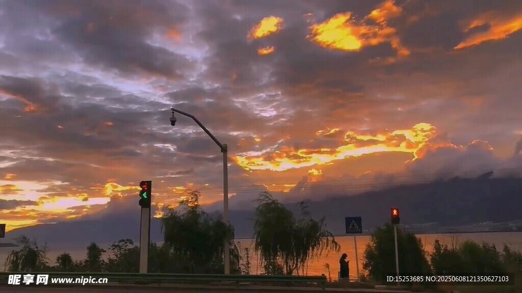 夕陽下的城市街道美景
