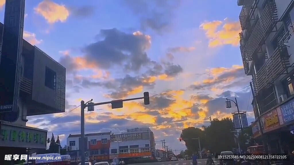 城市黃昏街頭美麗景象