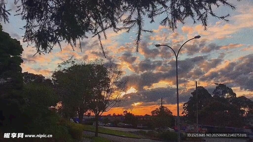 夕陽下的城市與絢爛云彩