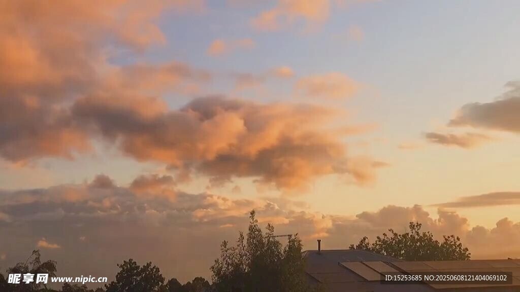 夕陽下的絢爛云彩