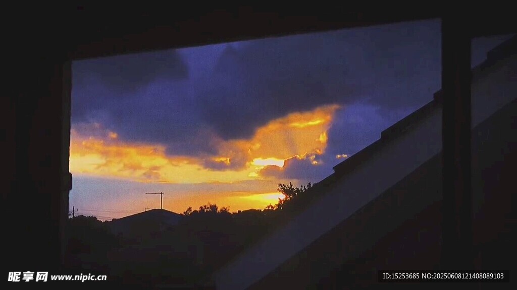 窗外絢爛晚霞美景