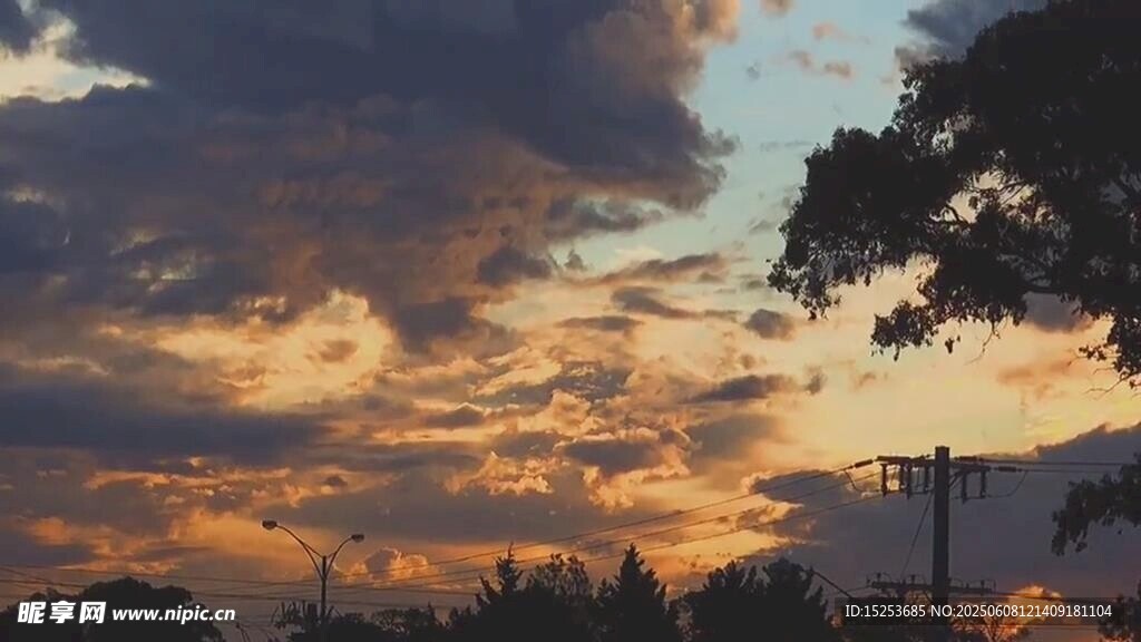 夕陽下的城市天際線美景