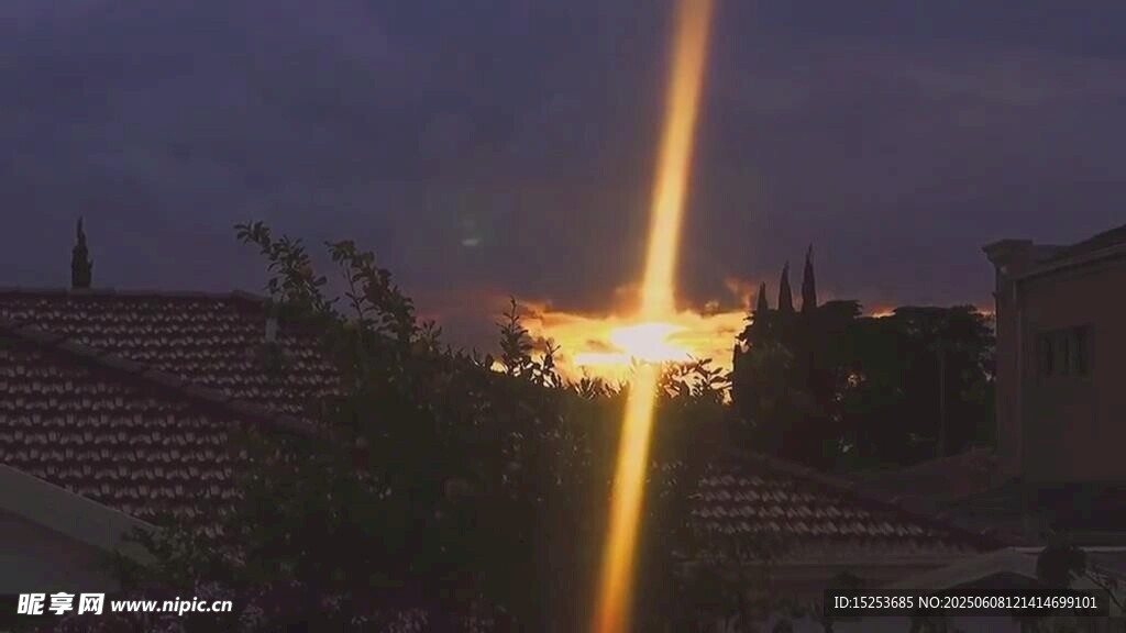 夕陽下屋頂的耀眼光芒