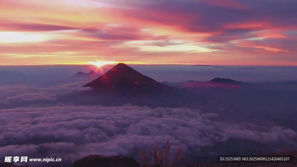 云海之上的壯麗火山日出