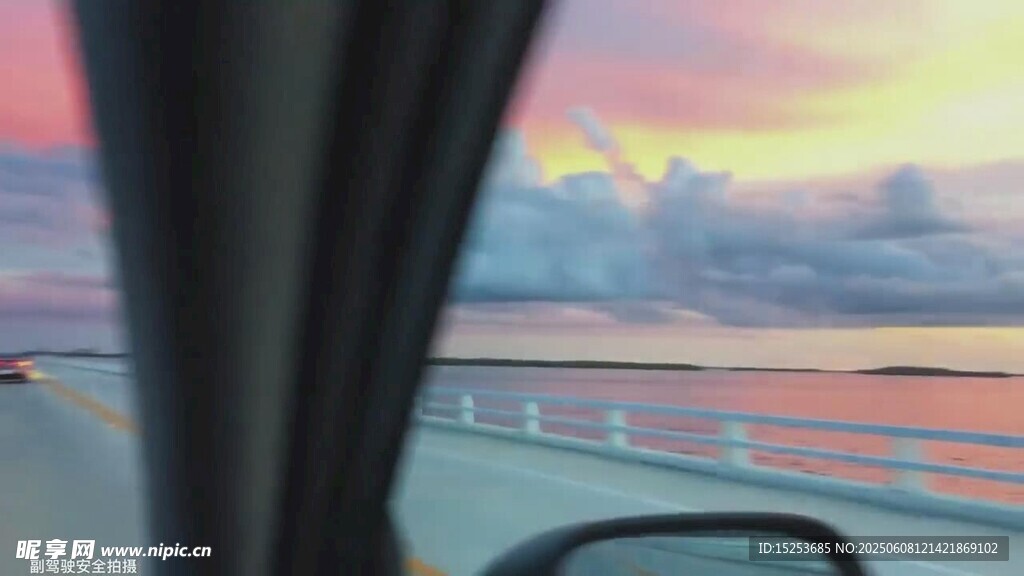 車窗外的絢麗黃昏美景