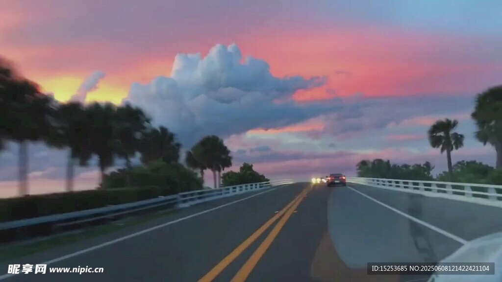 公路晚霞美景