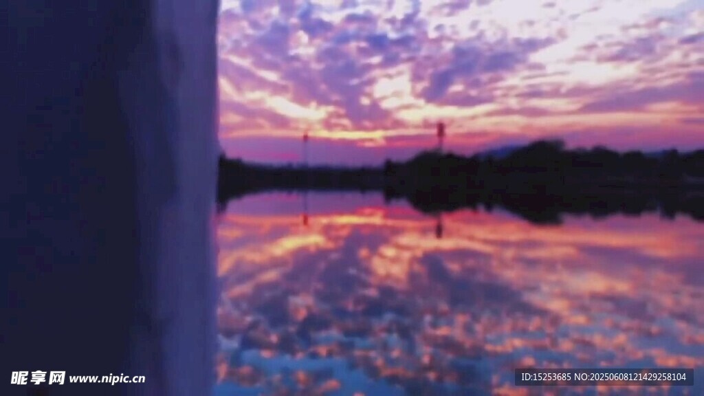 湖畔絢麗晚霞倒影美景