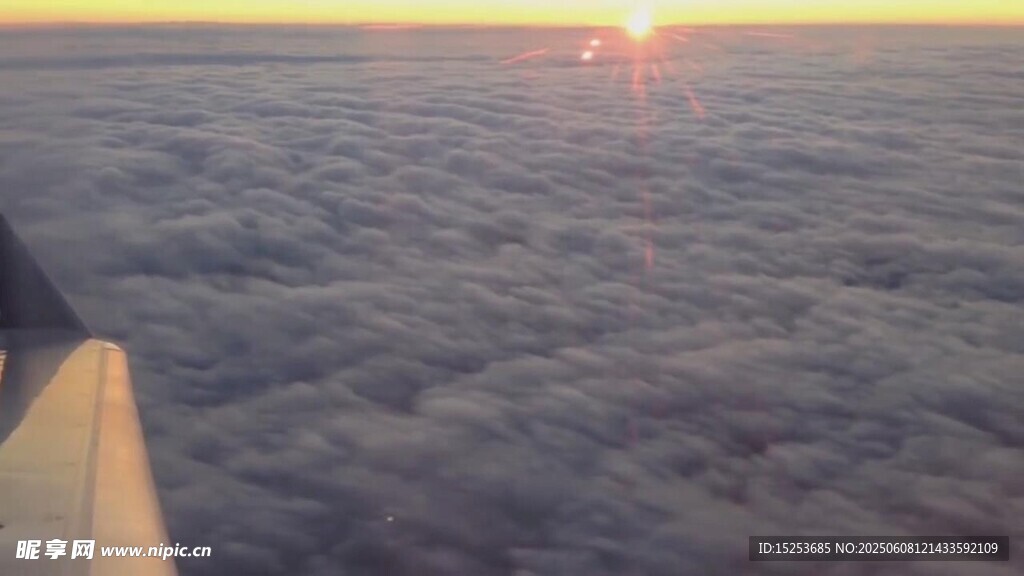 高空之上的壯麗日出景觀