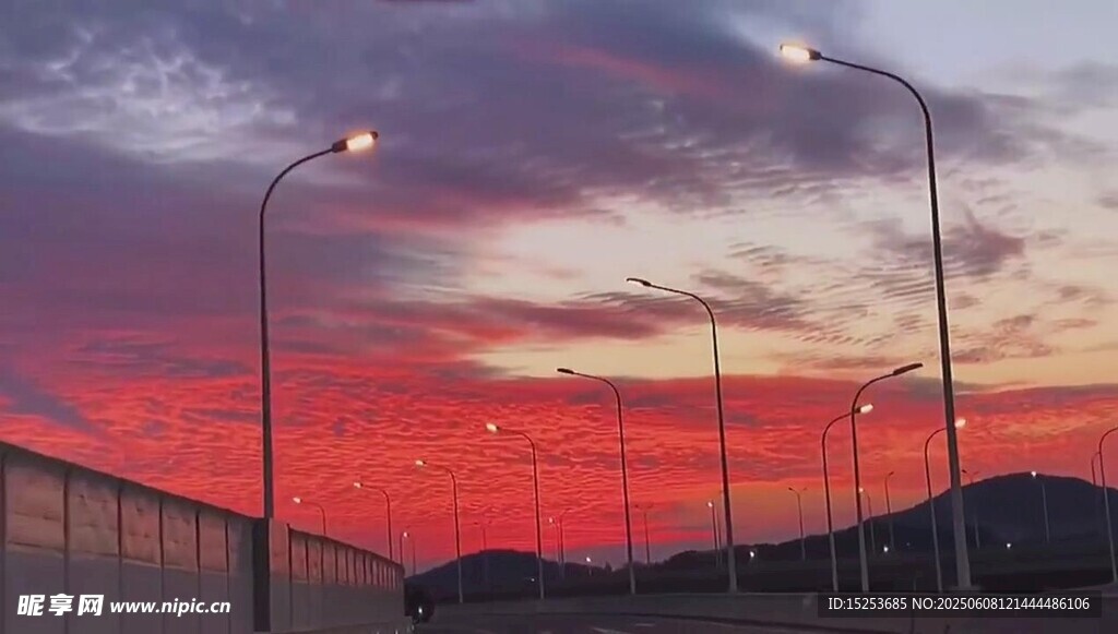 夕陽下的路燈與絢麗天空