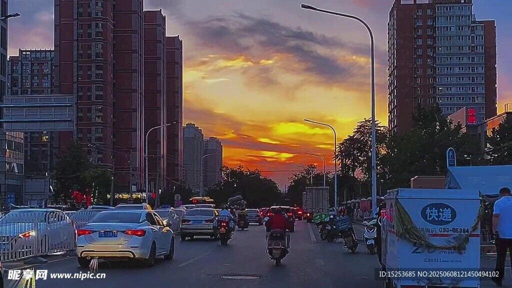城市黃昏街頭繁忙景象