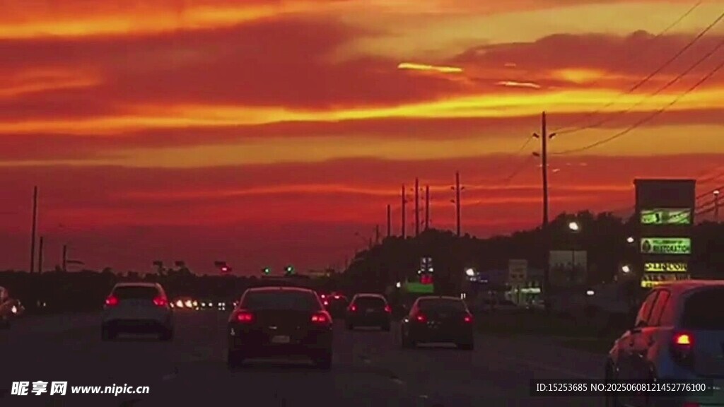夕陽(yáng)下的城市道路車流
