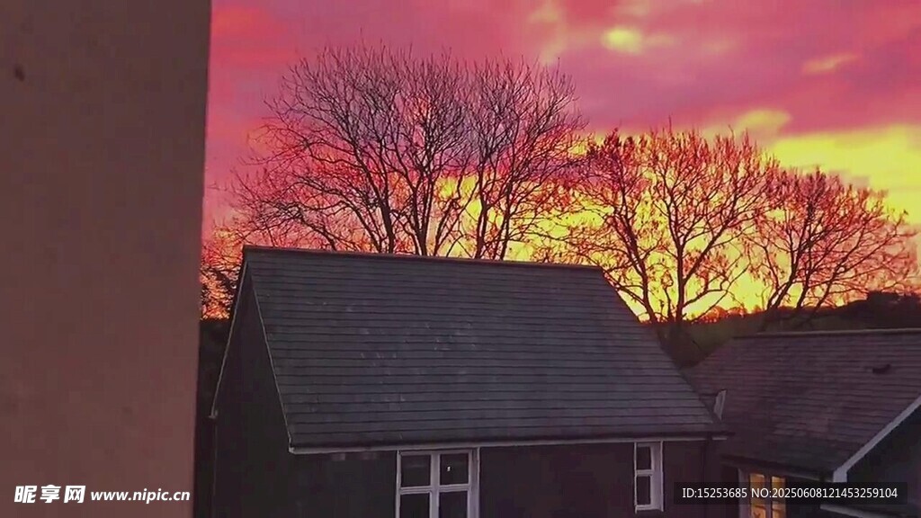 夕陽下的屋頂與絢爛天空