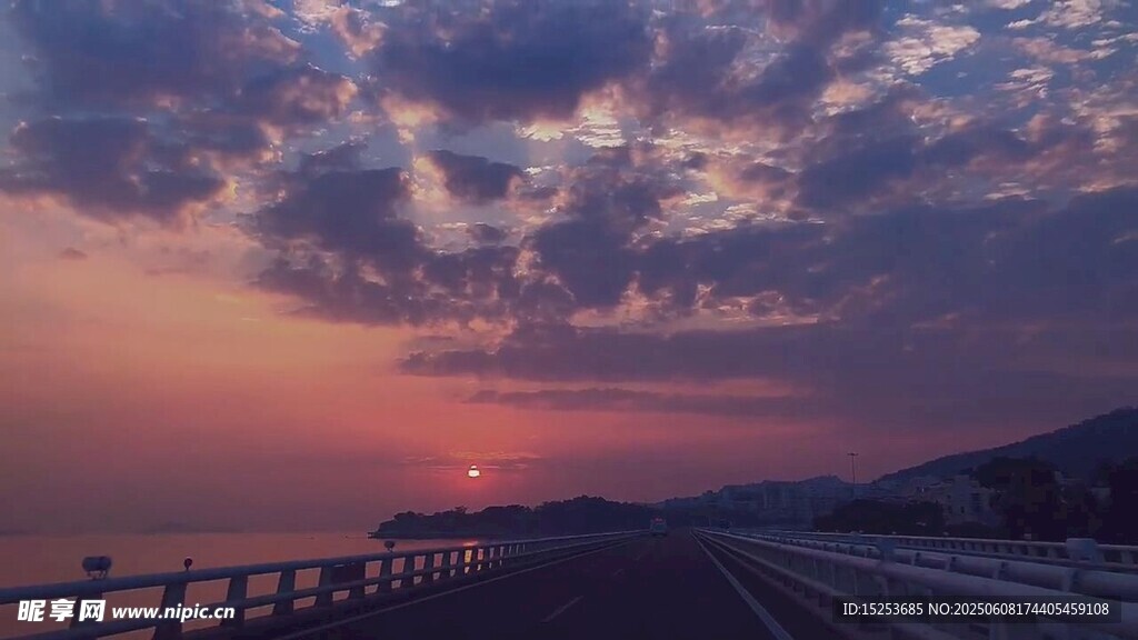 夕陽(yáng)下的海邊公路美景