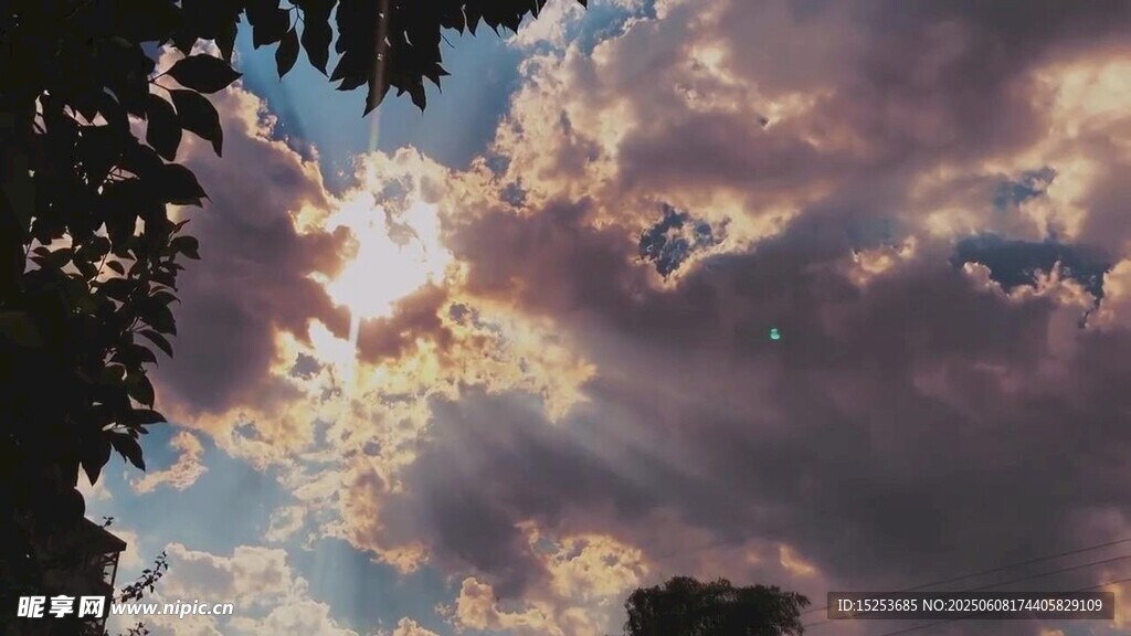 夕陽下的絢爛云層