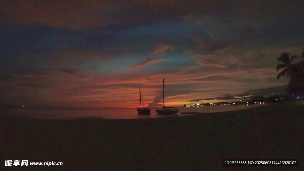 海邊日落時(shí)的孤船美景