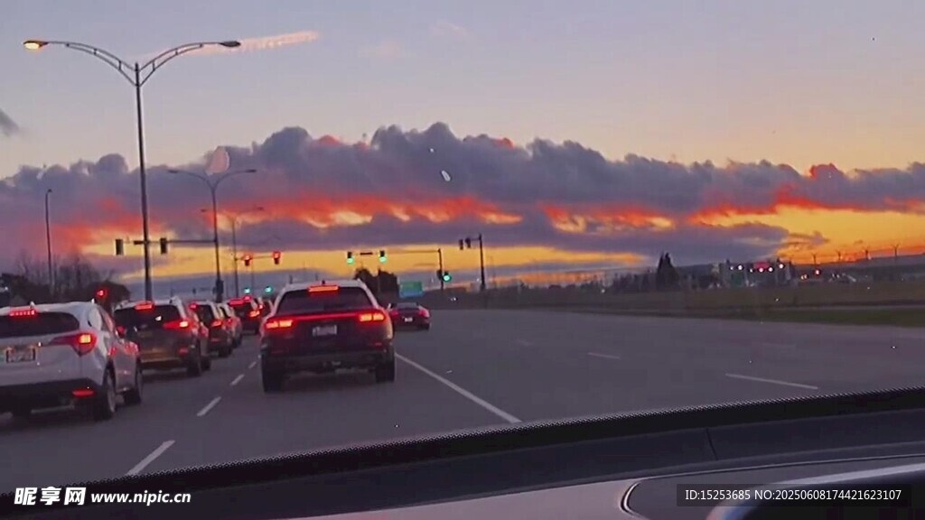 夕陽下公路上的車流