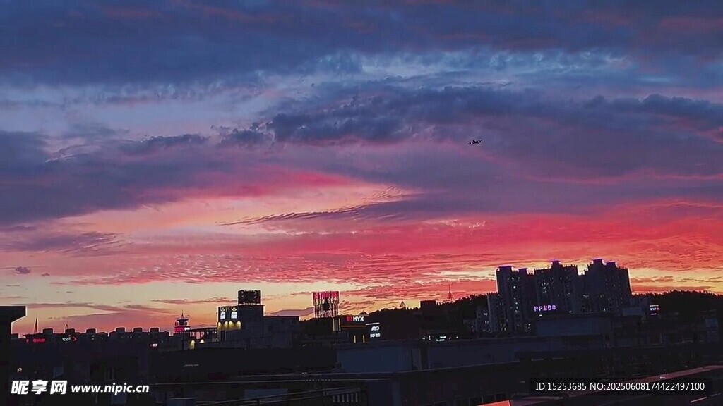城市上空絢麗的晚霞