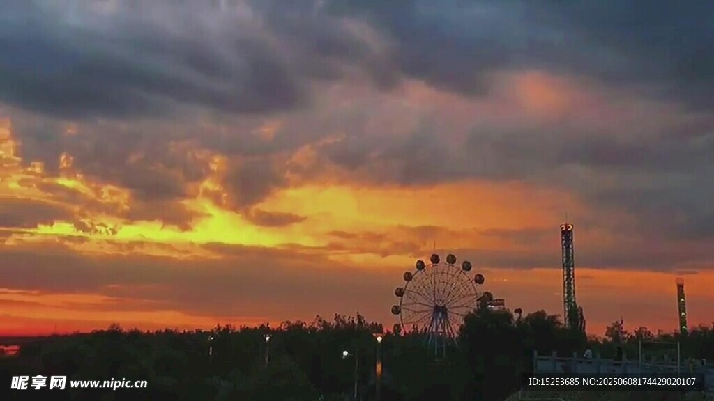 夕陽下的城市與摩天輪