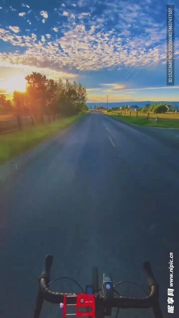 騎行于霞光鋪就的公路