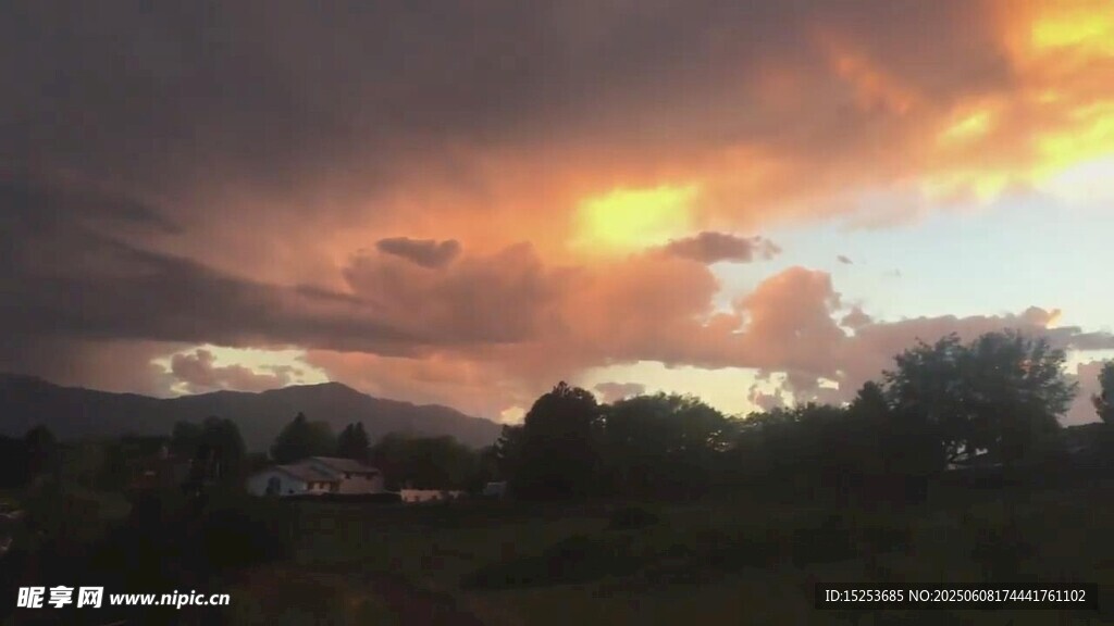 夕陽(yáng)下的絢爛云霞景觀