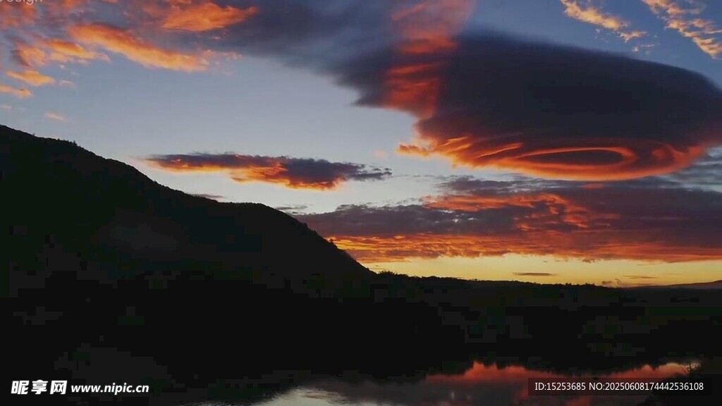 壯麗晚霞下的山水美景