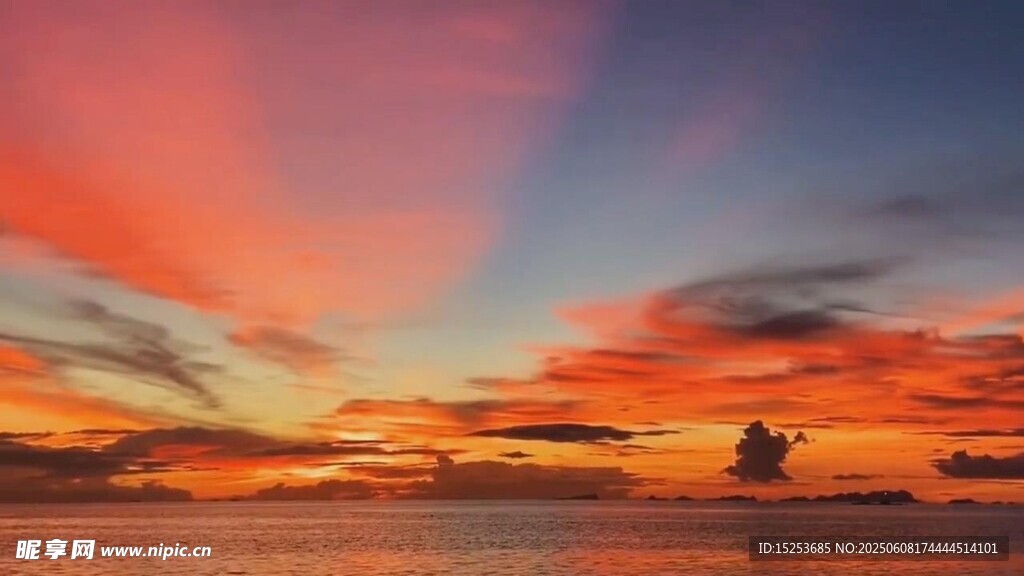 絢麗多彩的海上日落美景