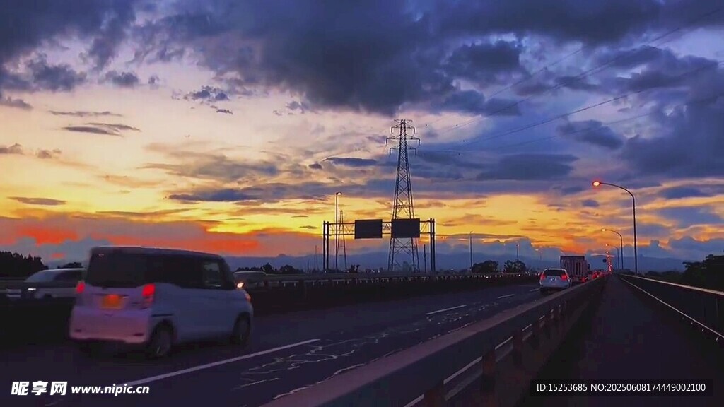 公路上的絢麗黃昏景象