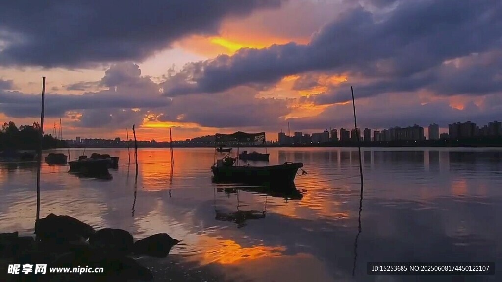 湖畔日落美景