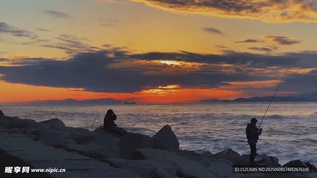 海邊日落時的靜謐景象